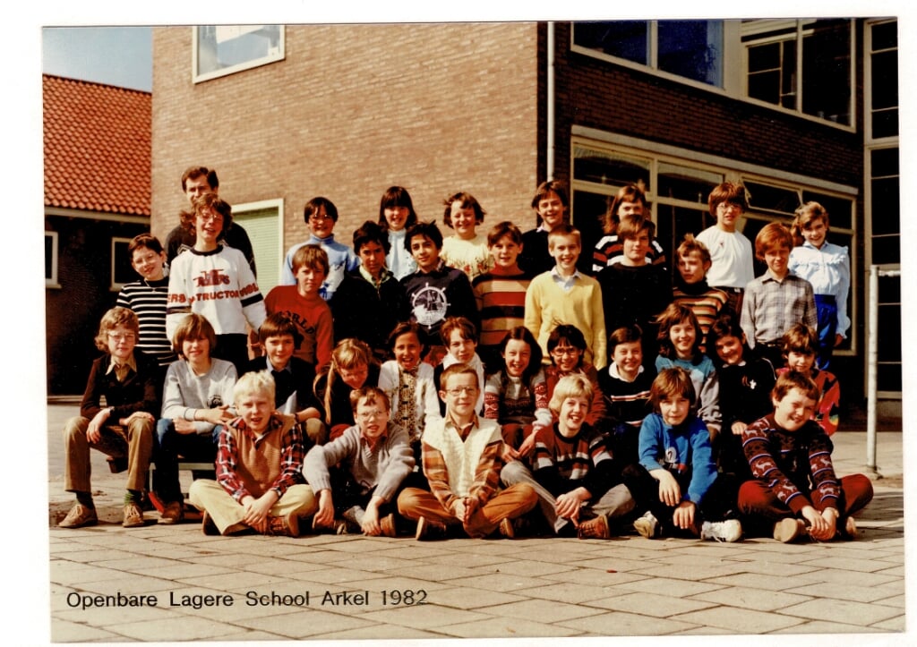 • Hafid (midden, trui met anker) in zijn Arkelse klas. Rechts van hem Richard Ooms. Foto uit 1982.