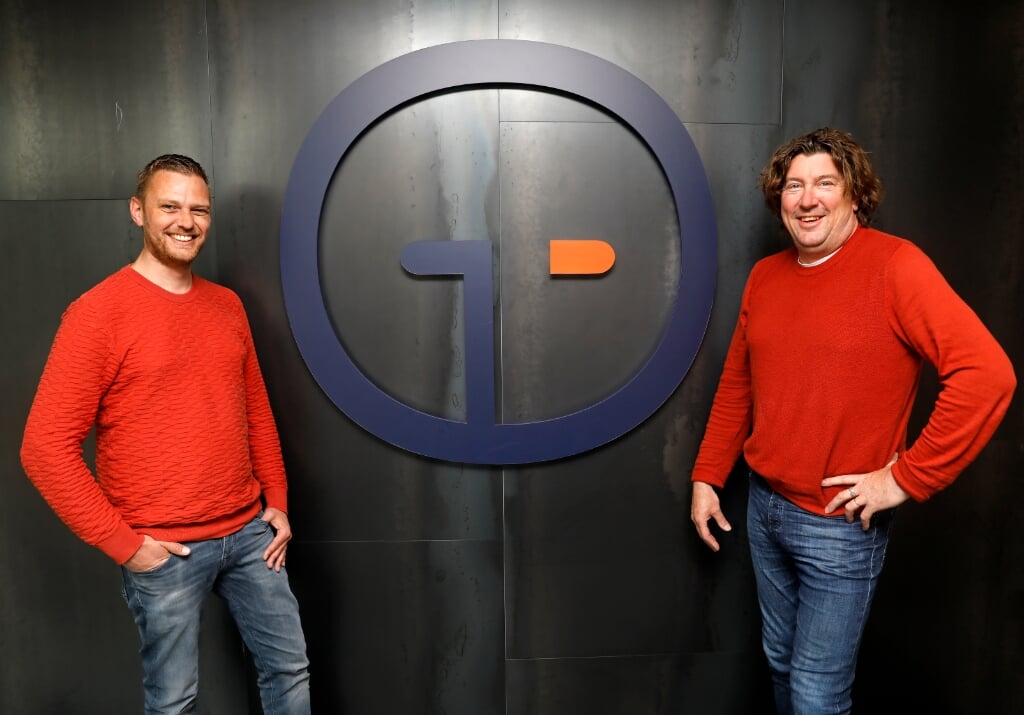 • Ben Boom en Ed Groenendijk bij het logo van Egro Service.
