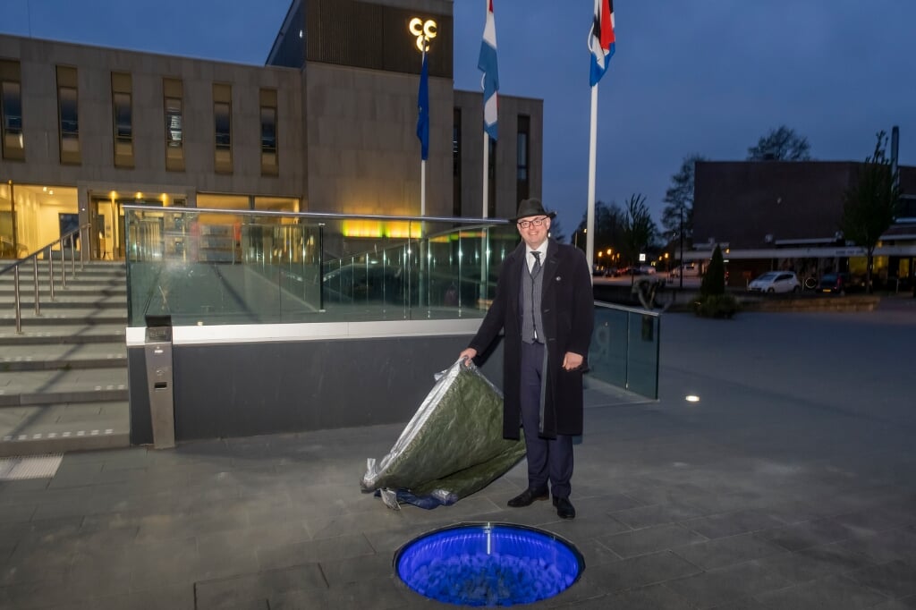 • Burgemeester Martijn Vroom onthult het monument.
