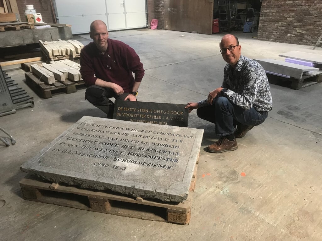 • Jurgen Brand en David Hulshof bij de herdenkingsstenen van de Werkendamse school.