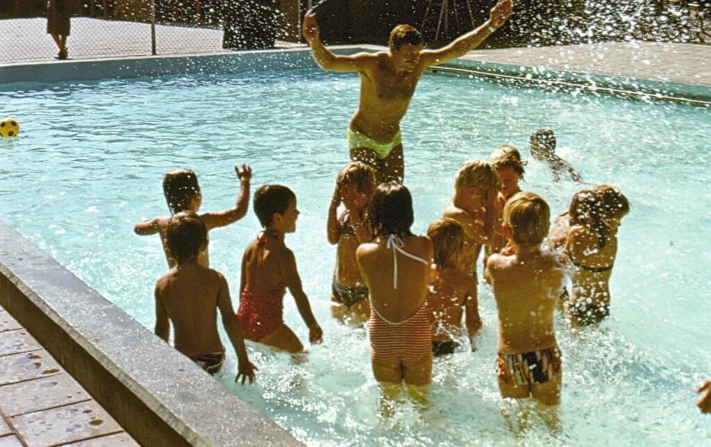 • Zwemles in de jaren zeventig met badmeester Rob van der Kooij.