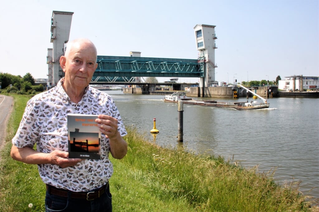 • Schrijver Jan van Wijnen met op de achtergrond de Stormvloedkering. 