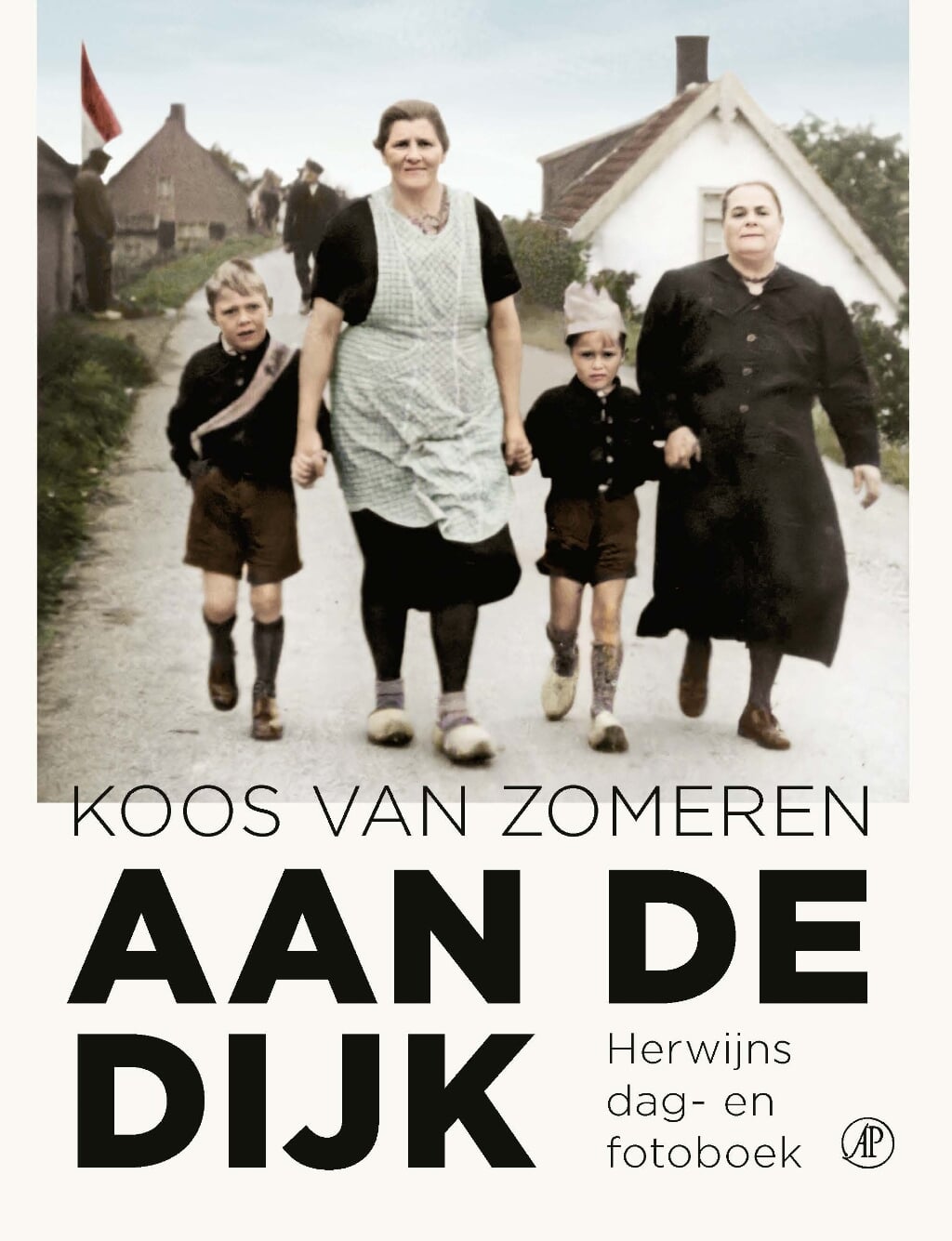 • Marie Blom met kleinkinderen en Ideke Kornet in 1946.
