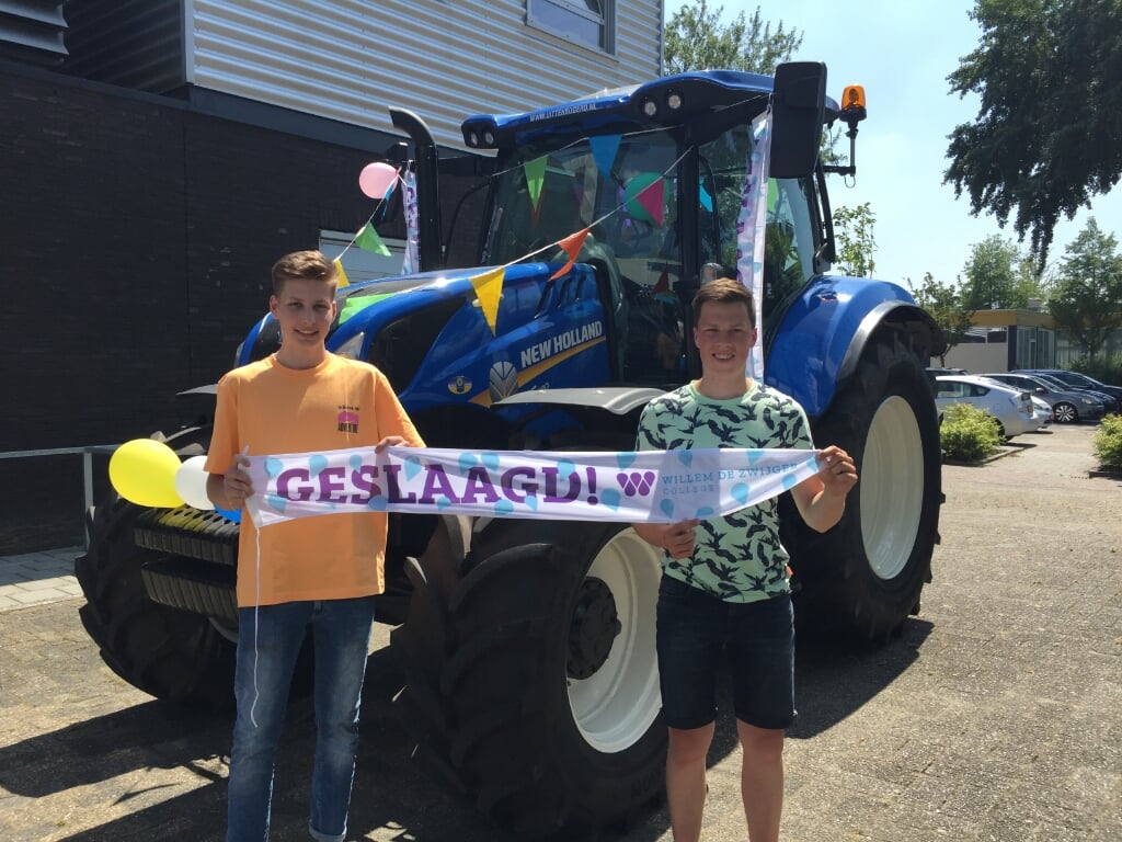 • Mitchell Borst (links) en Gerben Meerkerk kwamen met de tractor.