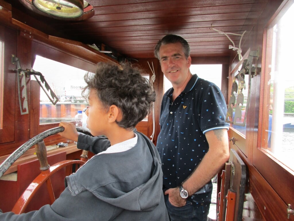 • Efraïm aan het roer van stoomsleepboot Jan de Sterke, met tweede schipper Arne de Vries.