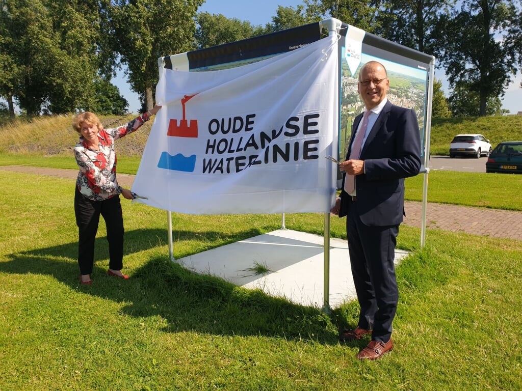 • Willy de Zoete en burgemeester Theo Segers van Molenlanden verrichten de openingshandeling.