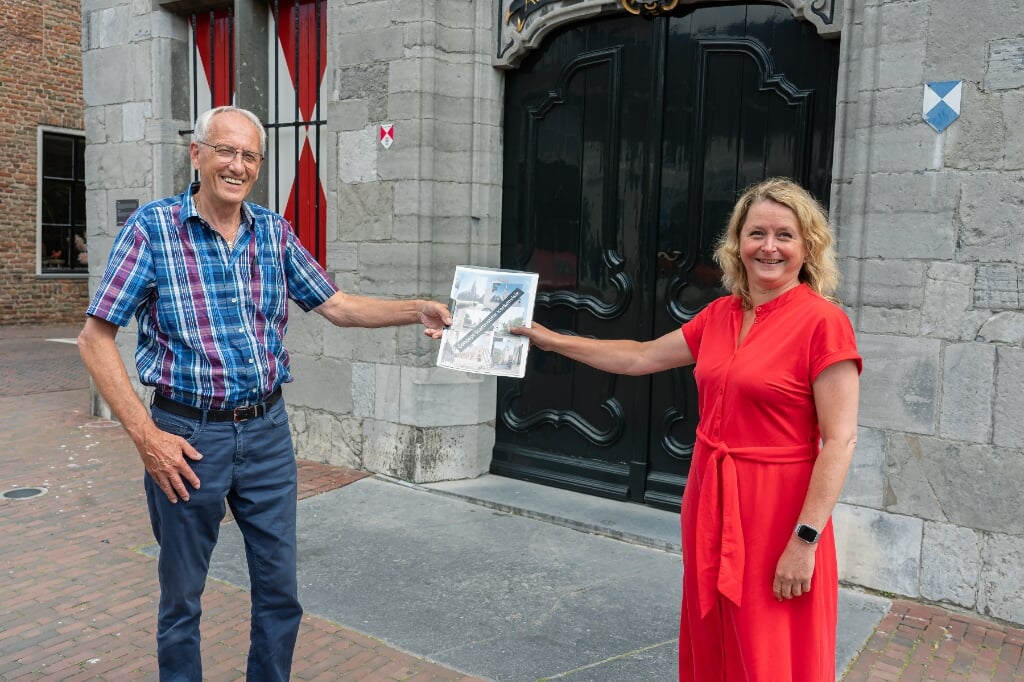 • Henk Lammertink biedt de startnotitie aan aan wethouder Christa Hendriksen.