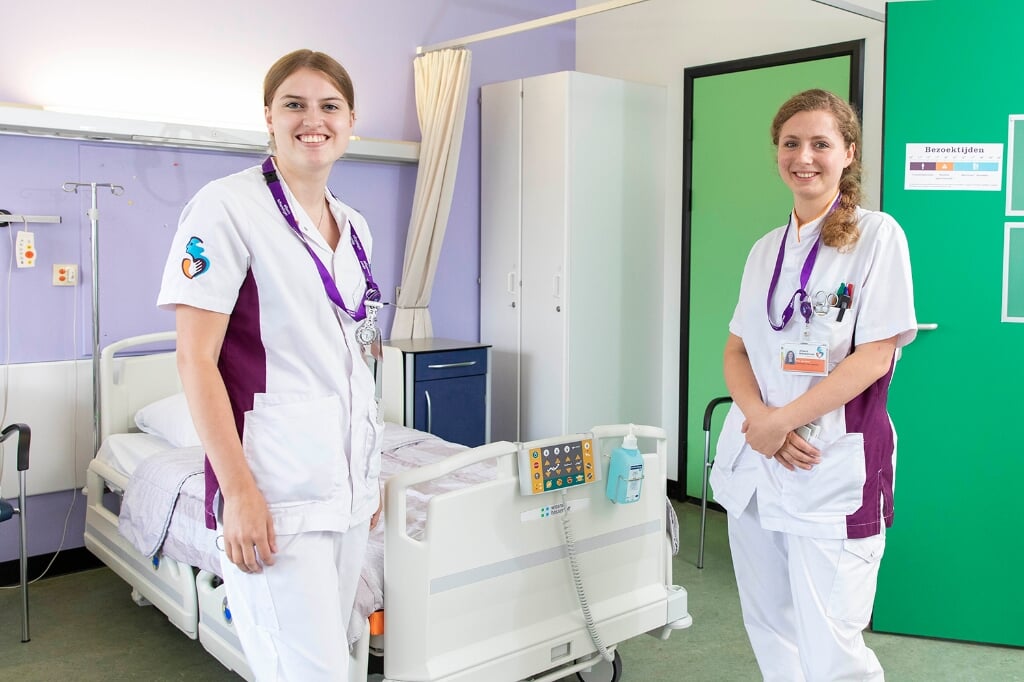 • Verpleegkundigen Demy (links) en Kim beginnen hun ziekenhuisloopbaan met veel afwisseling en groeiende verantwoordelijkheid, om daarna bewust te kiezen. 
