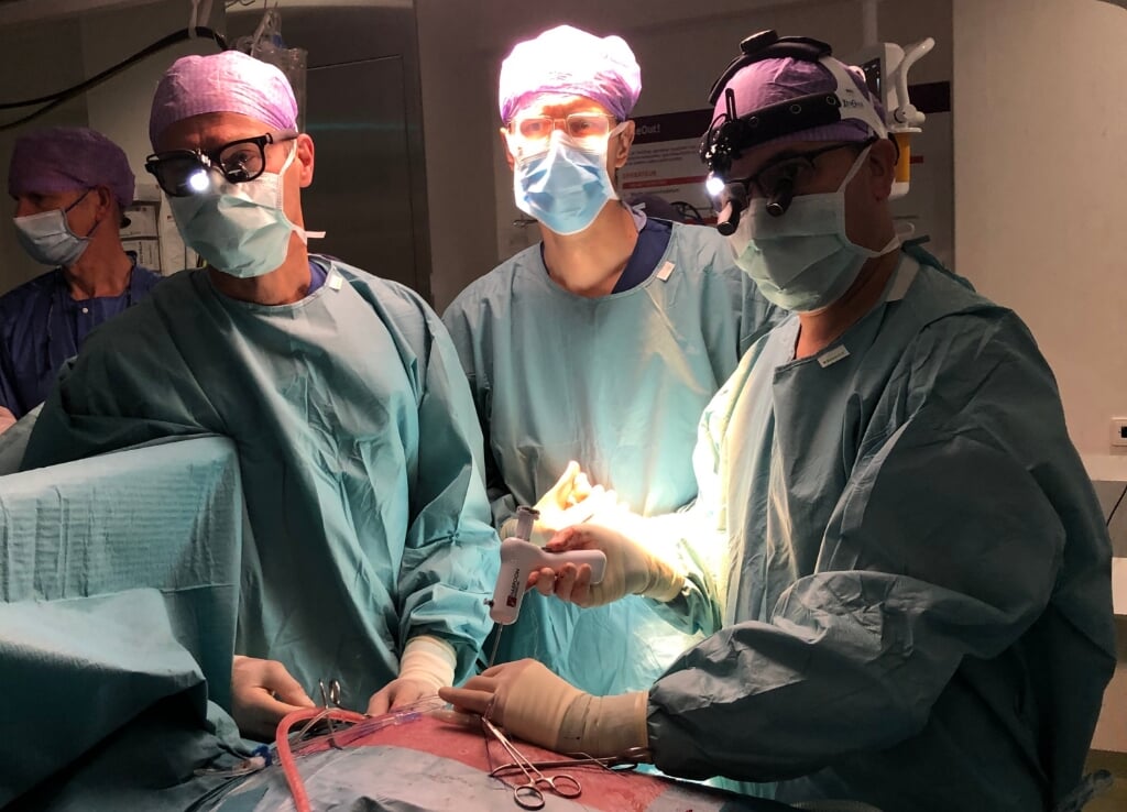 De gespecialiseerde chirurgen Patrick Klein, Thom de Kroon en Martin Swaans voerden de vernieuwende ingreep uit. 