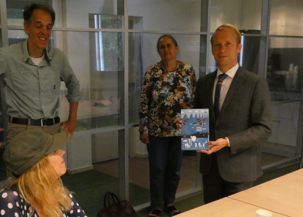 Burgemeester Van Grootheest krijgt boek over 5G-straling
