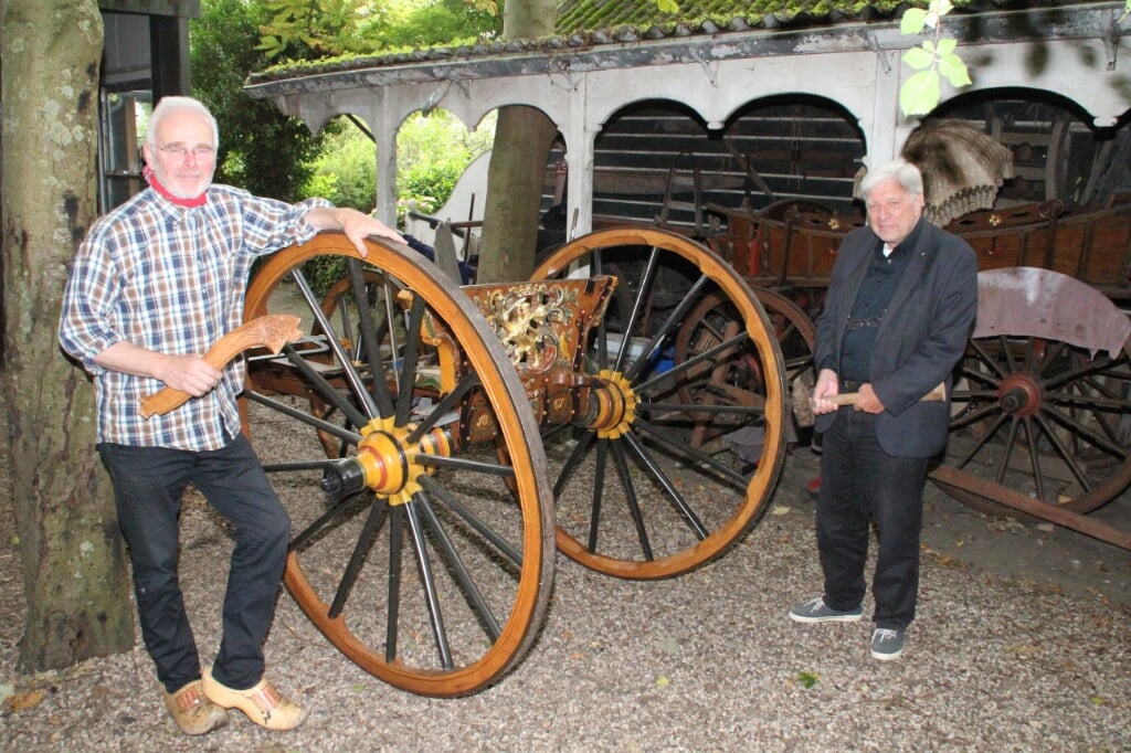 • Jan van Asperen (links) en Arie den Boer van Glijen en Rijen bij Jan’s laatste restauratieproject: een boerenwagen uit 1857.