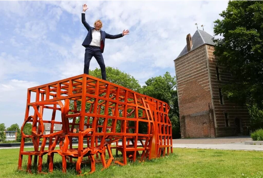 Bert Murk bovenop het kunstwerk The Cage van kunstenaar Joep van Lieshout bij de kasteeltoren; tijdens de manifestatie Vrijplaats bij MIJ.