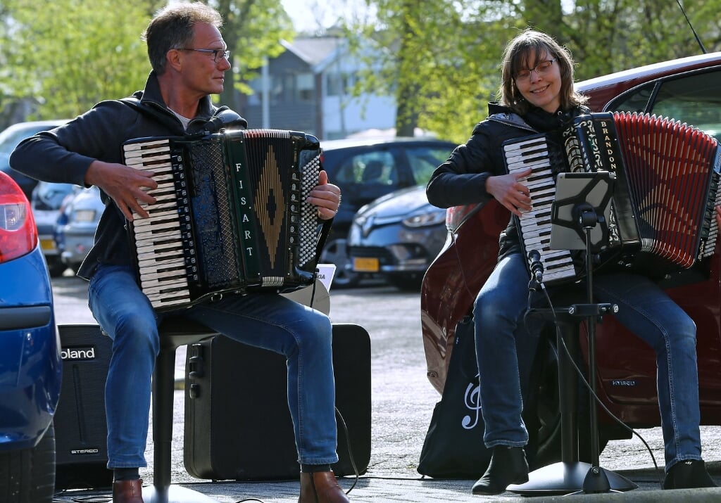 • Peter 't Hooft en Deanne Raes verheugen zich op het accordeonfestival.