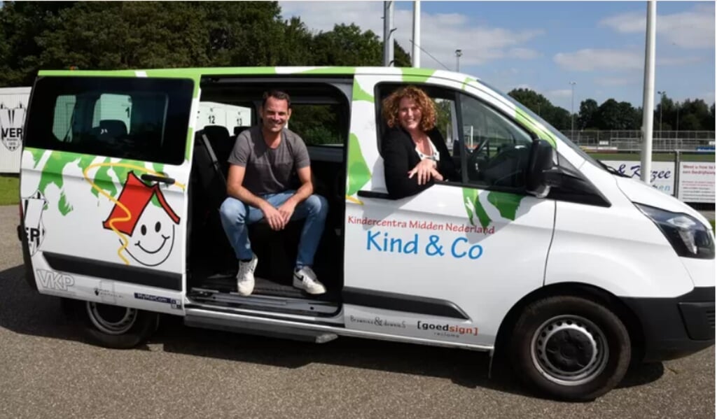 • Robert van Oostwaard van voetbalvereniging VEP en Monique Wilbrink van KMN Kind&Co Woerden in de spelersbus.