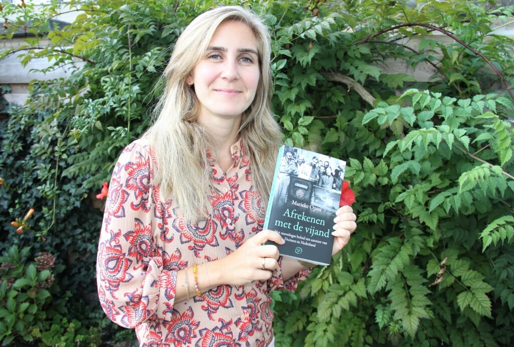 • Marieke Oprel met haar boek 'Afrekenen met de vijand' dat sinds vorige week in de boekhandel ligt.