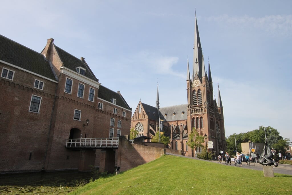 • Kerk en kasteel in Woerden.