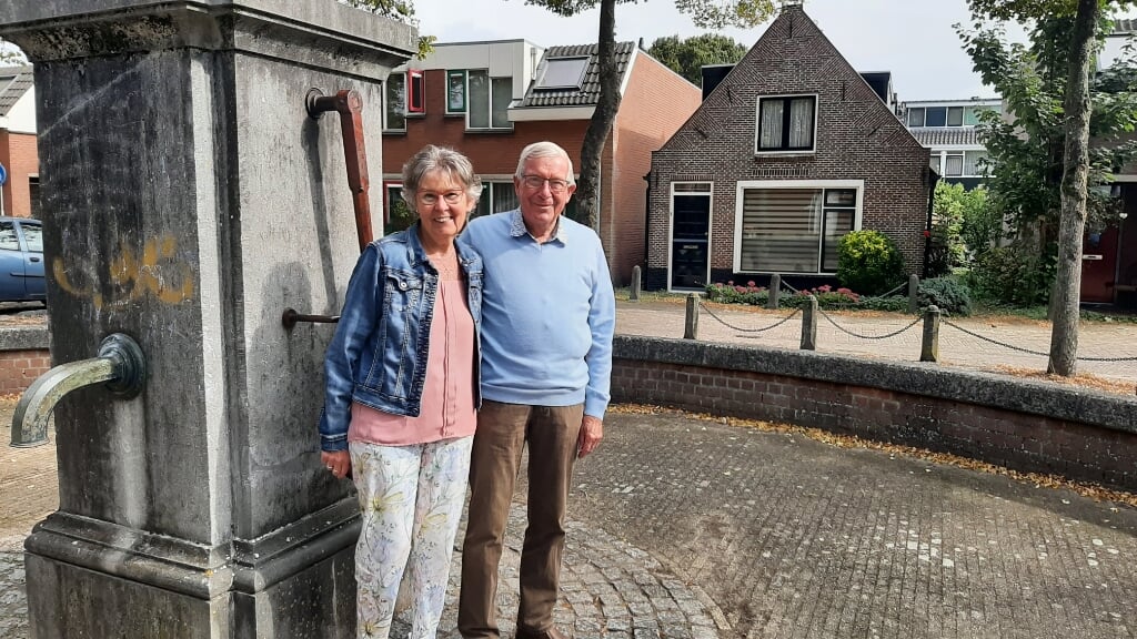 Jan en Bets Rijdes voor de waterpomp op Kerkveld die chirurgijn Teljer heeft laten plaatsen. 