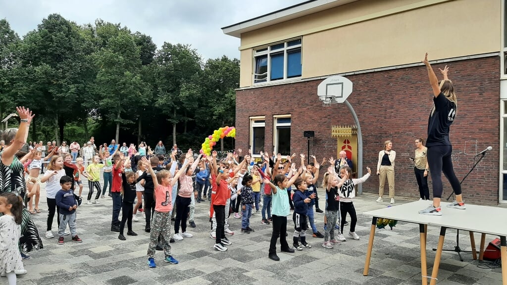 Desi van Stadstheater DE KOM doet een dans met de leerlingen van OBS de Toonladder tijdens de opening.