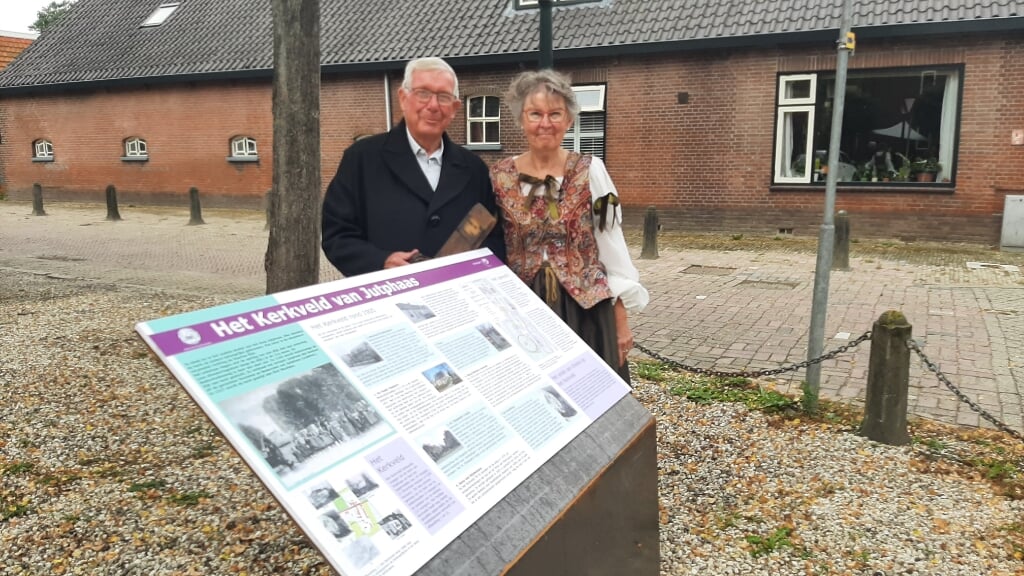 Jan en Bets Rijdes verkleed als Dorpsomroeper en Anna van Rijn bij informatiebord over het historische Kerkveld.