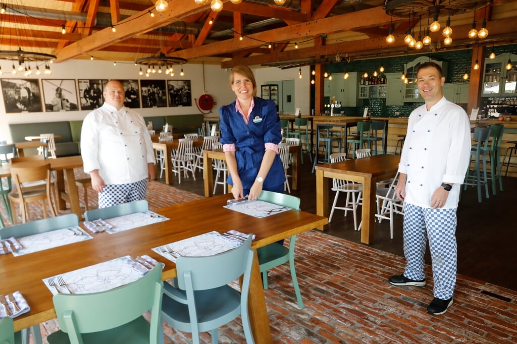 • Joey Bos, Denise Brocx en Gerard van den Bogert heten gasten graag welkom in het restaurant.