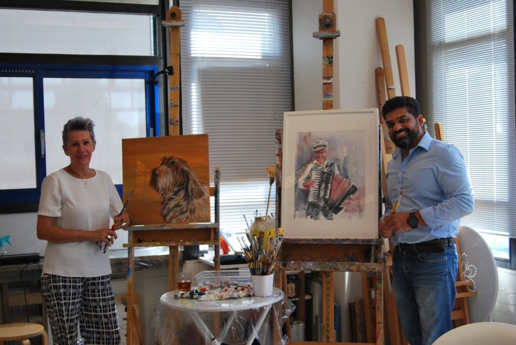 Elly Kern en Tawab Safi met hun kunstwerken.