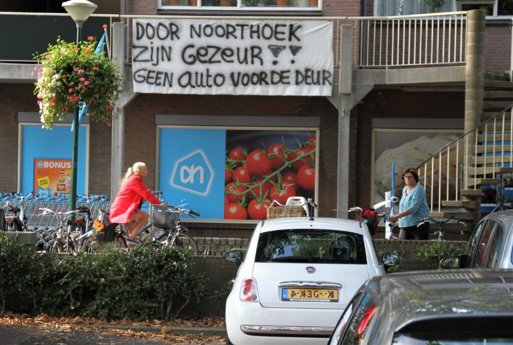 • Protestspandoek boven supermarkt Albert Heijn in het centrum van Woerden.