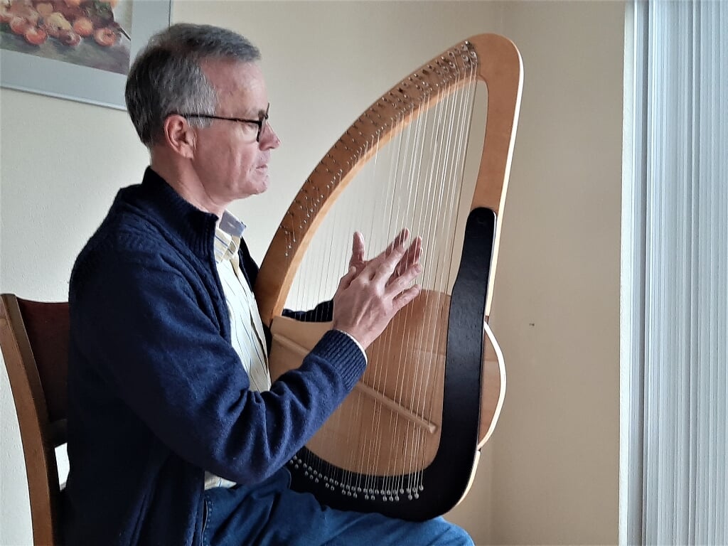 • Dick Steenbergen uit Tiel met zijn nieuwste aanwinst: een Davidsconcertlier.