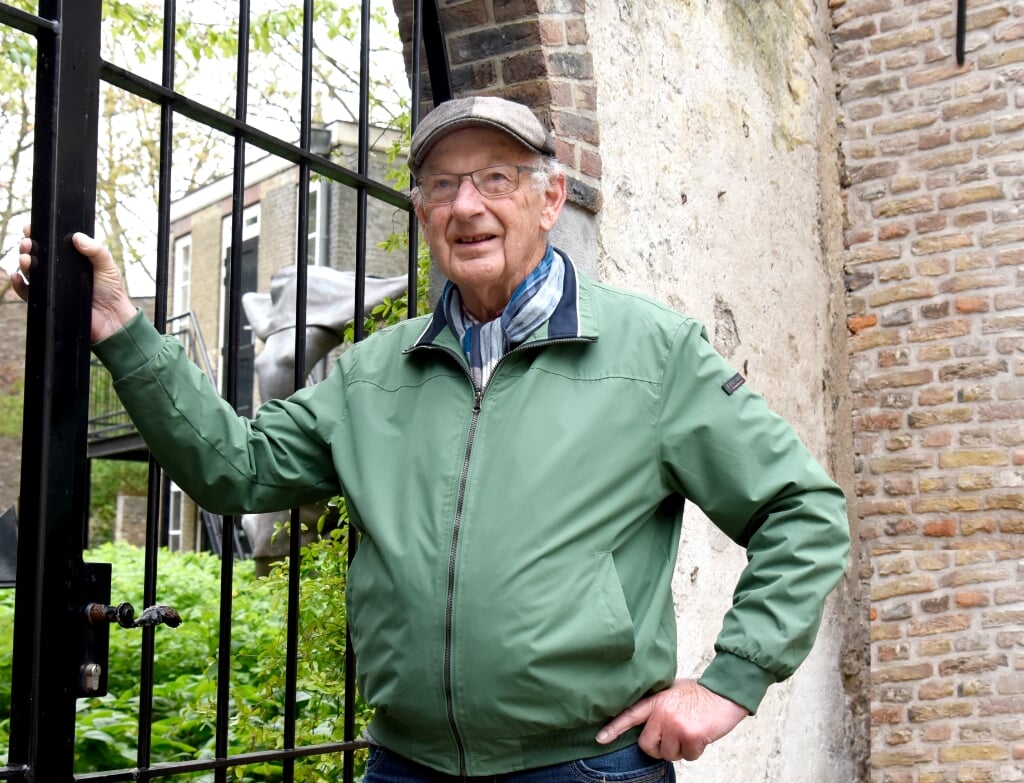 Oud-rechercheur  Joost Visbeen haalt oude herinneringen op uit zijn carriére  aan Buro Houtmansgracht.