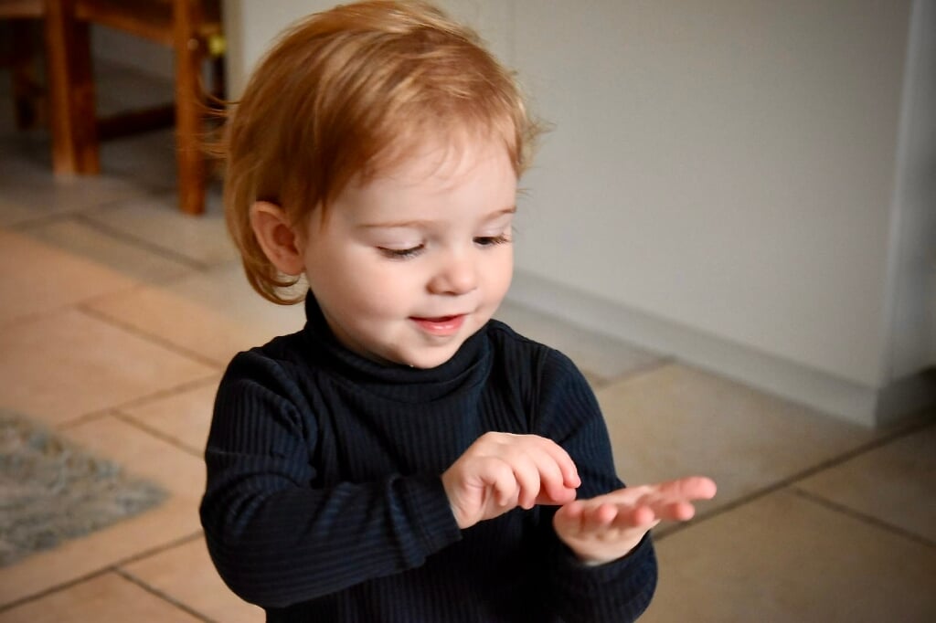 • Pippa oefent een gebaar.