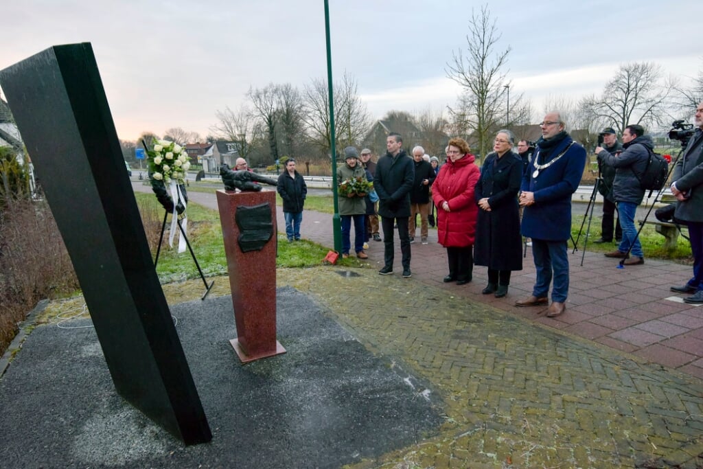 • Herdenking bij het monument van de treinramp bij Harmelen. Daarop staan de namen van de 93 slachtoffers. 