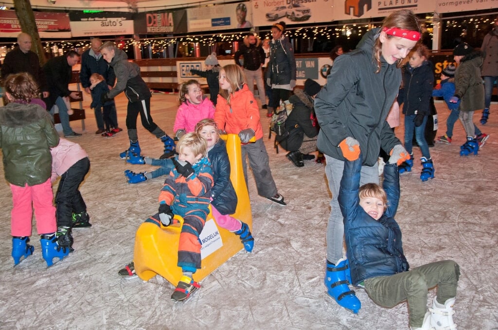 • Voor het elfde jaar kinder-schaatsplezier op het Kerkplein in Woerden.
