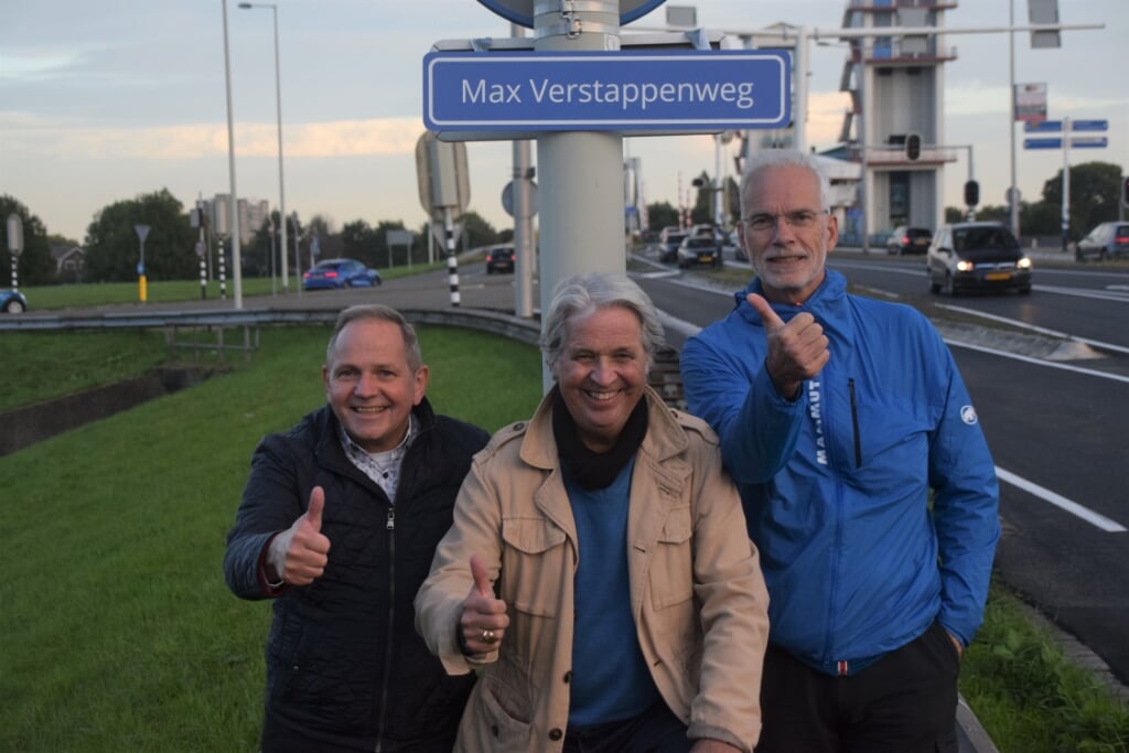 • De initiatiefnemers met het tijdelijke naambordje 'Max Verstappenweg'.