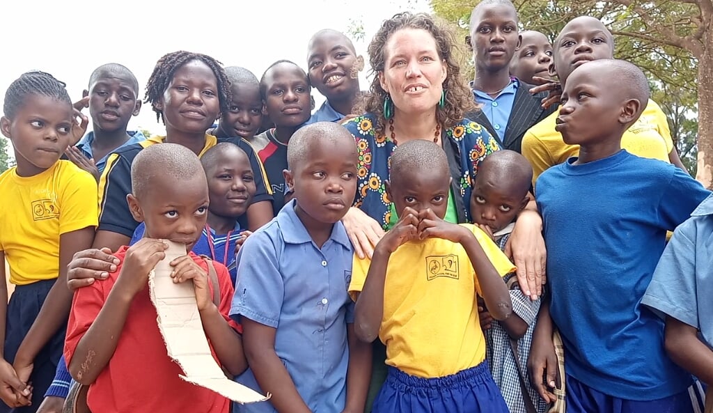 • Famke Wildeman tussen leerlingen van de dovenschool in Kampala.