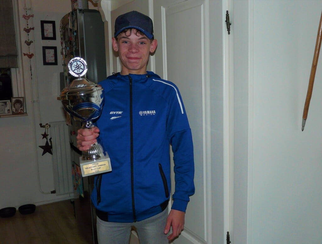 • Thije  Ligtermoed met de kampioensbeker van de Yamaha R125 Cup. 