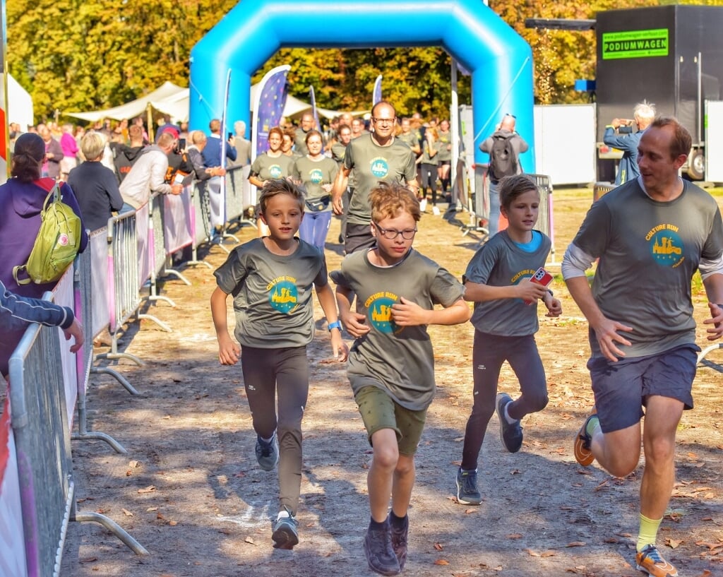 • Deelnemers van de Kids Colour Obstacle Run.