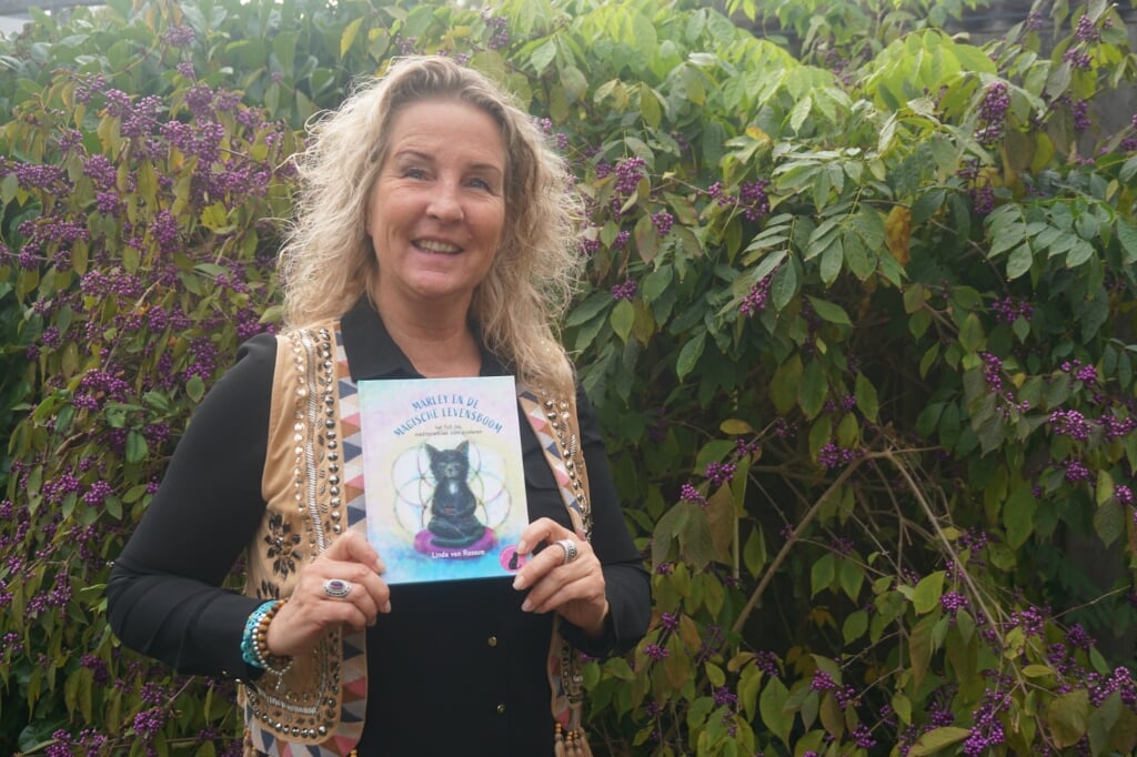 Linda van Rossum met haar boek 'Marley en de magische levensboom'. 