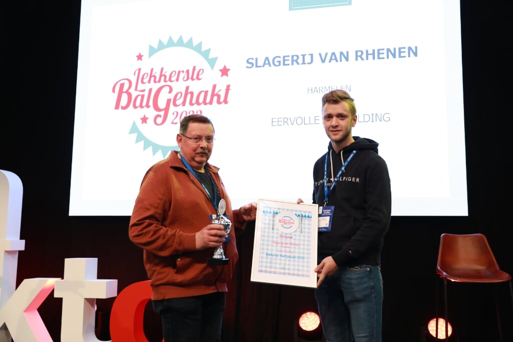 • Slager Jaap van Rhenen en zijn leerling Jarno. 