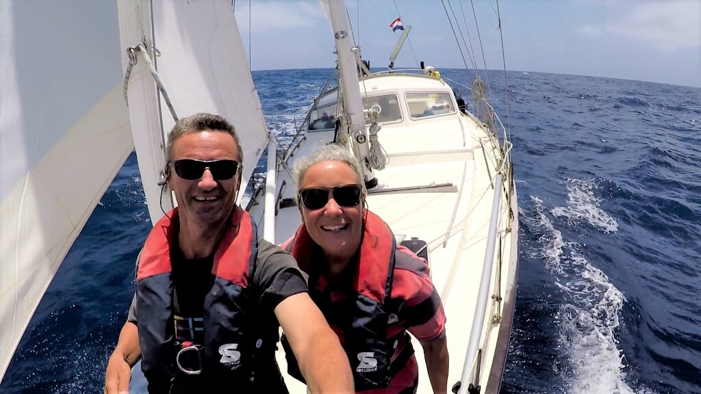 • Wietze van der Laan en Janneke Kuysters onderweg met hun zeilboot Anna Caroline.