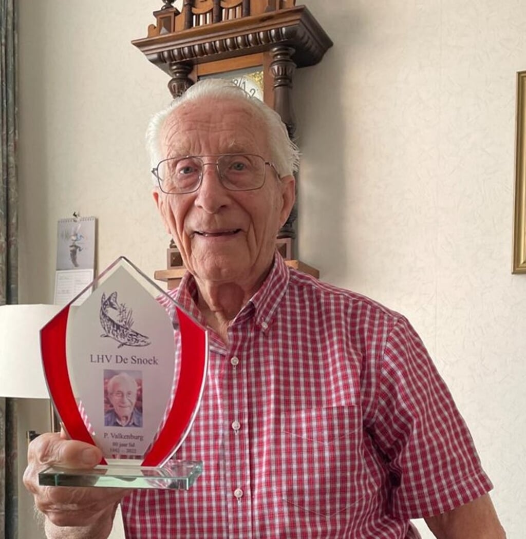 • Peter Valkenburg is 80 jaar lid van LHV De Snoek. 
