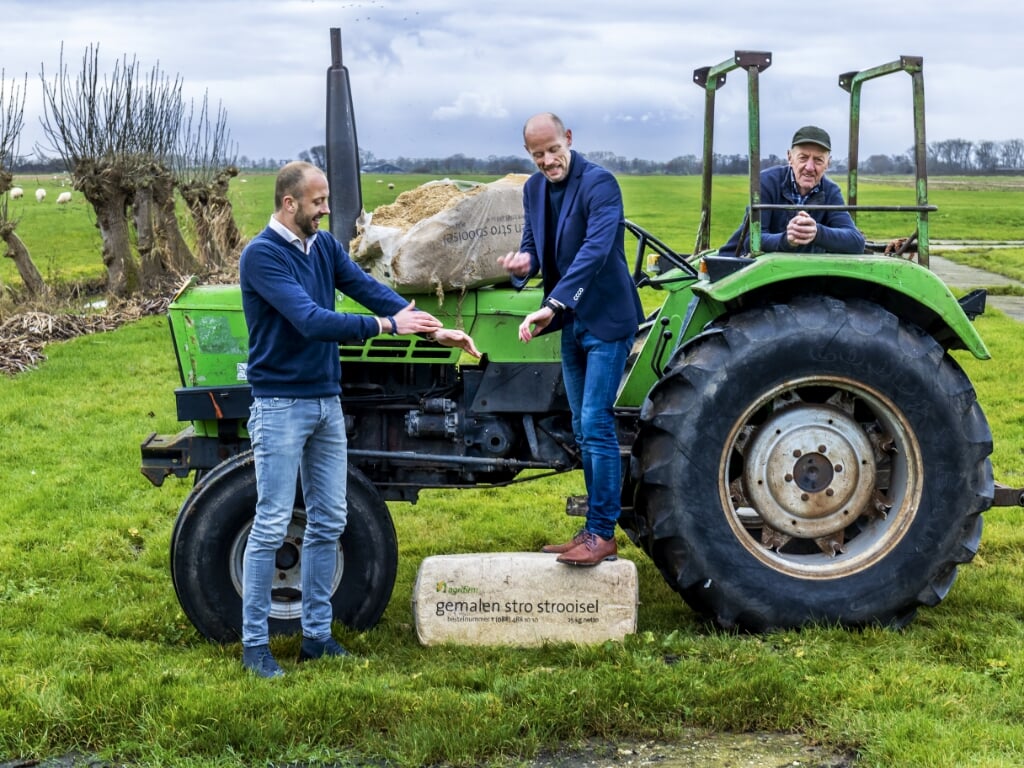 • Luc(links) en Wout de Wit en boer Jan van der Worp, toeleverancier van grondstoffen.