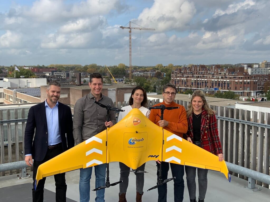 • Betrokkenen bij het onderzoek met het prototype van de drone op het dak van het St. Antonius Ziekenhuis in Nieuwegein.
