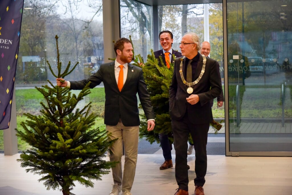 • Leden van Tafelronde 185 komen samen met burgemeester Victor Molkenboer het gemeentehuis binnen voor de overhandiging van de eerste kerstbomen.