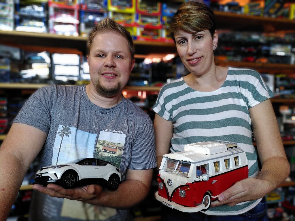 • Auke en Lisette Reinsma met de Toyota CHR in parelmoerwit, en de Lego VW T1 Kampeerbus 1962.