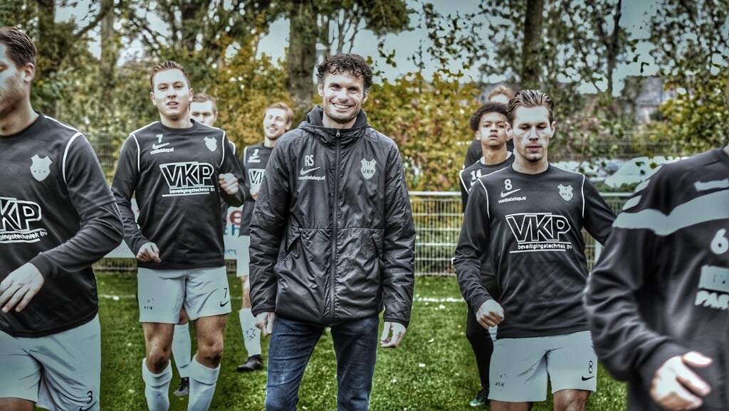 • Ronald Schalkwijk tijdens de training van het eerste elftal van VEP.
