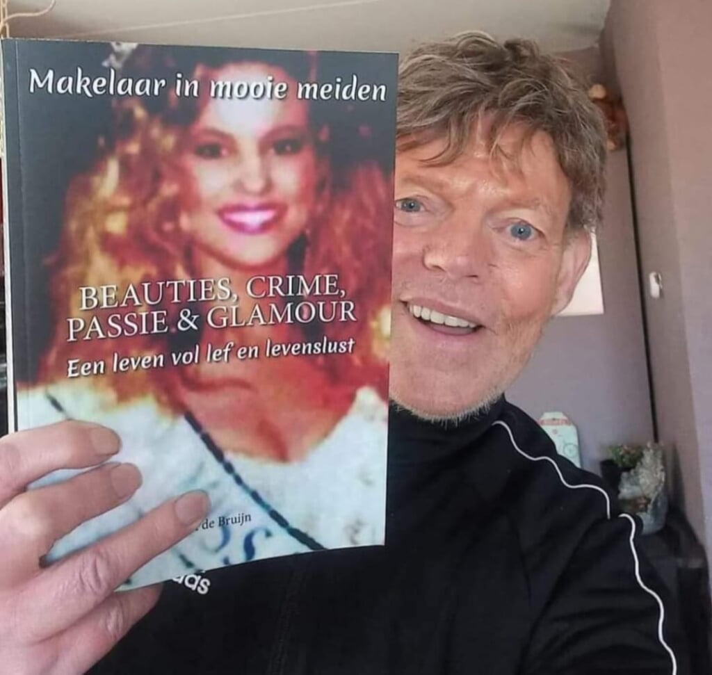 • Jan de Bruijn met zijn boek 'Makelaar in mooie meiden'