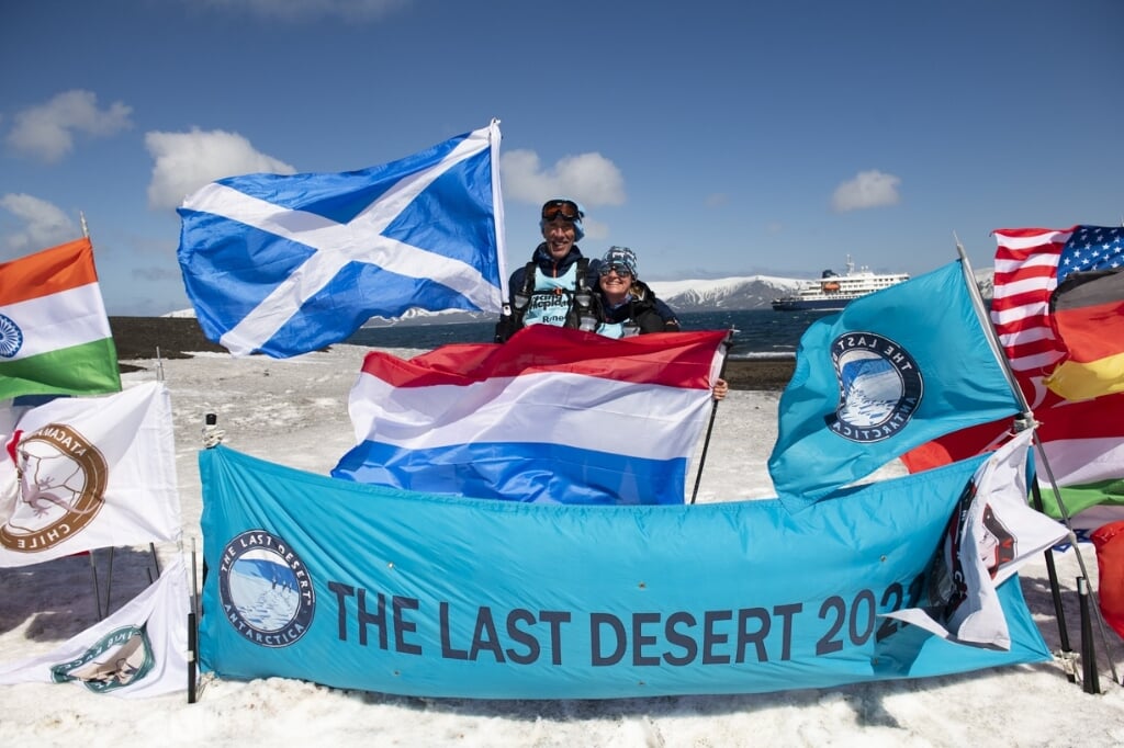 • René de Klein en Karin Teuben na het voltooien van de ultramarathon op Antarctica. 