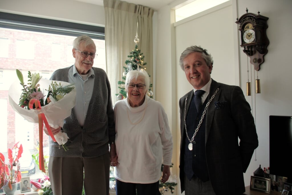 • Burgemeester Beenakker kwam het echtpaar Ratelband feliciteren, mét bloemen.