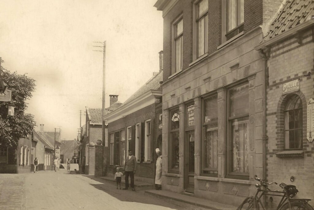 • Dorpstraat 45a in Linschoten in de jaren '30, waar van 1888 tot 1963 brood werd gebakken. 