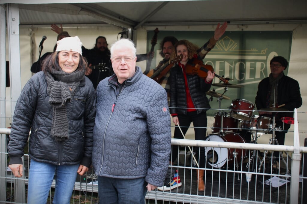 • Voorzitter Stinus van Wakeren en bestuurslid Liesbeth Schreuder tijdens het benefietconcert van The Passengers, zaterdag. Het concert was goed voor een kleine 1000 euro.