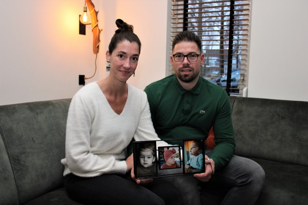 • Ruben en Dana Keijzer met foto's van hun dochter Nova.
